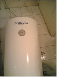 Ηλεκτρικός θερμοσίφωνας EUROCLIMA  80 λίτρα τοποθετημένος στο μπάνιο